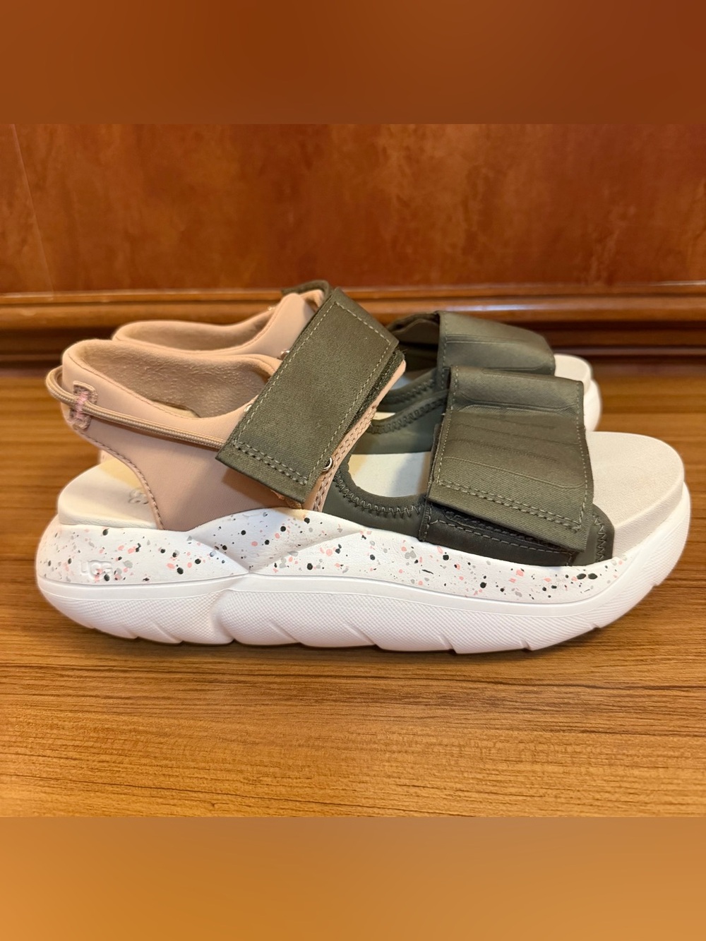 UGG LA Cloud Strap Sandals Womens Size 8.5 Platform Olive Green Pink 1125103